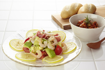  健康と美容にアボカドサラダ