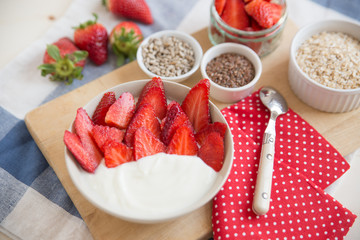 Joghurt mit Erdbeeren 