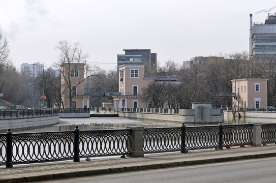 Вид на Сыромятнический (Яузский) гидроузел с набережной Академика Туполева, Москва