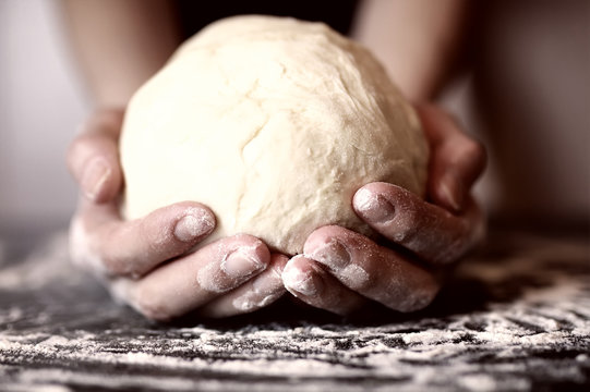 pizza prepare dough hand topping