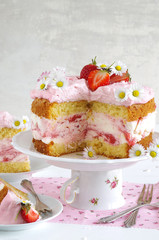 Erdbeertorte mit Frischkäsecreme und Sahne