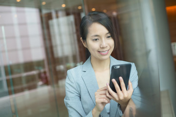 Obraz na płótnie Canvas Business woman use of mobile phone