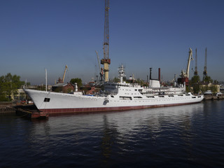 Naklejka premium Kreuzfahrtschiff am Pier festgemacht
