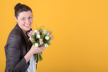 moderne frau freut sich über blumen