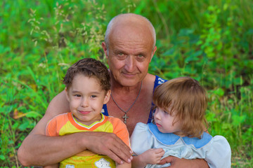Дедушка, внуки, природа, играют, 
