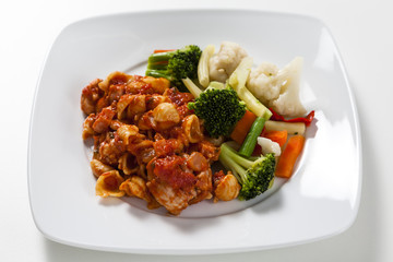 Fototapeta premium Chicken bacon pasta with vegetables