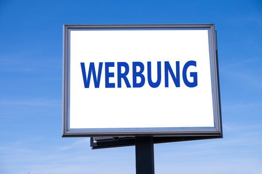 Werbung auf Werbetafel geschrieben