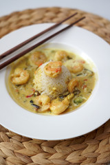 Riso thailandese cocco, curry e gamberi