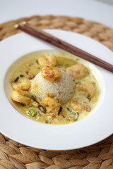 Riso thailandese cocco, curry e gamberi
