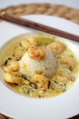 Riso thailandese cocco, curry e gamberi