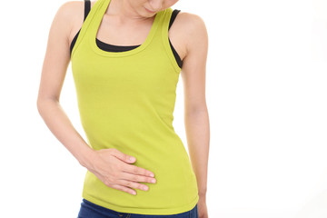 お腹に手を当てる女性