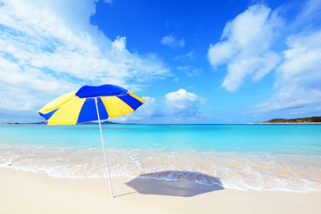 沖縄の美しい海とビーチパラソル