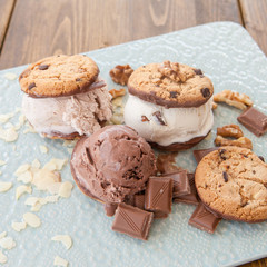 Eiscreme Sandwiches mit Schokolade