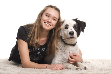 Glückliches Mädchen umarmt ihren Hund 