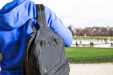 ragazzo in tuta con zaino al parco