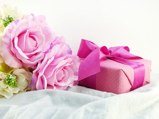 Fototapeta na wymiar present gift box and flowers artificial bouquet