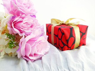 Obraz na płótnie Canvas present gift box and flowers artificial bouquet