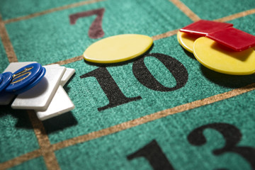 Fiches  su tavolo verde da roulette - vicino ai numeri 7, 10 e 13