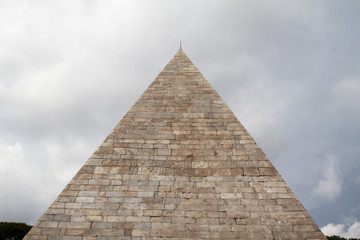 Fototapeta na wymiar La piramide di Caio Cestio a Roma