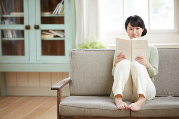 読書する女性