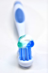 Cepillo dental con dentífrico.