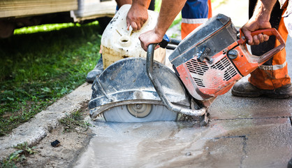 Construction worker cutting Asphalt paving for sidewalk - obrazy, fototapety, plakaty