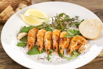 Frische rosarot gegrillte Scampi auf weißem Teller angerichtet