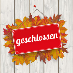 Öffnungsschild geschlossen an der Holzwand mit Herbstlaub
