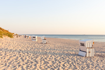 Obraz premium Strandkörbe bei Westerland auf Sylt im Sommer