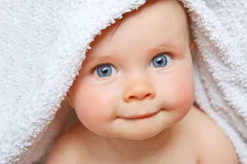 Fototapeten baby under a towel © Ramona Heim
