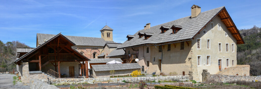 Abbaye Notre-Dame de Boscodon, pr&egrave;s du lac de Serre-Pon&ccedil;on