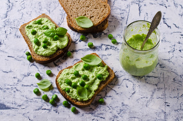 Sandwich with pea puree