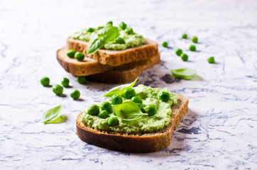 Sandwich with pea puree