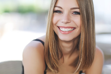Obraz premium Beautiful girl in a summer cafe 