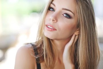 Obraz premium Beautiful girl in a summer cafe 