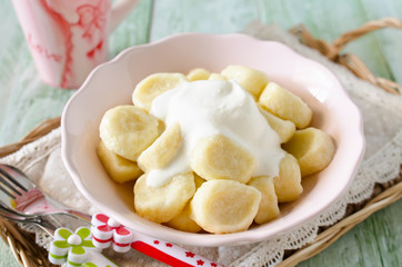 Lazy dumplings of cottage cheese with sour cream