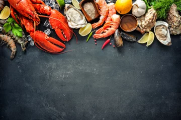 Schalentierteller mit Krustentier-Meeresfrüchten mit frischem Hummer, Muscheln, Austern als Ozean-Gourmet-Dinner-Hintergrund © Alexander Raths