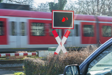 Personenzug durchfahrt am Bahnübergang
