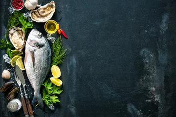 Crédence de cuisine en plexiglas Poisson Délicieux poisson frais et huîtres
