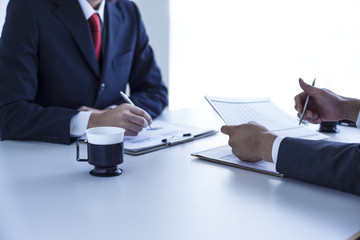 ミーティングする2人のビジネスマン