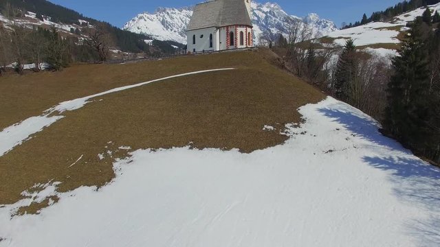 Berg Kirche im Schigebiet Dienten am Höchkönig, Salzburg, im Winter, Österreichische Alpen