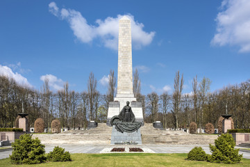 Berlin, Deutschland: Sowjetisches Ehrenmahl mit Obelisk, Gedenkstatue und Park