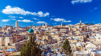 Fototapeta premium Dachy starego miasta z kopułą kościoła Grobu Świętego, Jerozolima