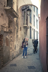 Momentos de inspiración. Momentos divertidos. Chicas paseando con una guitarra por la calle. Joven músico con su guitarra. 