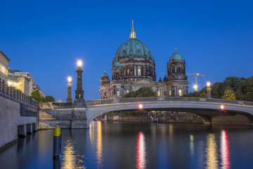 Fototapeta na wymiar Berlin Cathedral (Berliner Dom) on Museum Island (Museumsinsel) and bridge (Friedrichsbruecke) over Spree River at evening, Berlin Mitte, Germany, Europe 