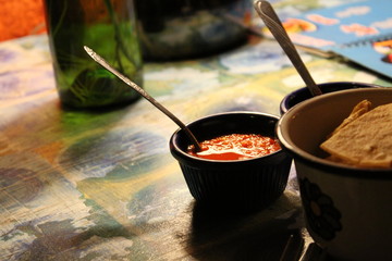 Salsa y totopos en un restaurante mexicano