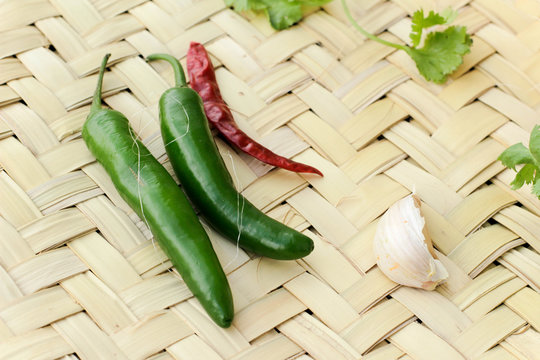 Chiles y ajo en un petate