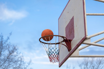 Naklejka premium basketball court ring board against the sky