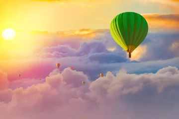 Fotobehang Ballon kleurrijke heteluchtballonnen met bewolkte zonsopgangachtergrond