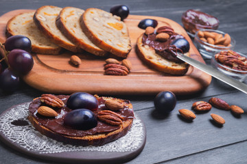 Sweet crostini sandwiches